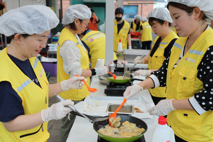 수원시 연무동행정복지센터에서 자원봉사자들이 올해 마지막 '사랑의 밥차'를 위해 배식 봉사활동을 하고 있다.