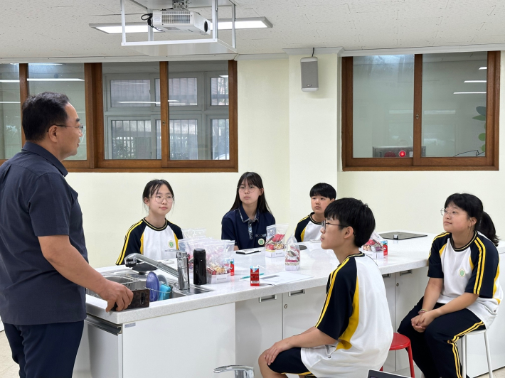 영통중학교 송인화 교장이 학생들과 동아리에 대해 이야기를 나누고 있다.
