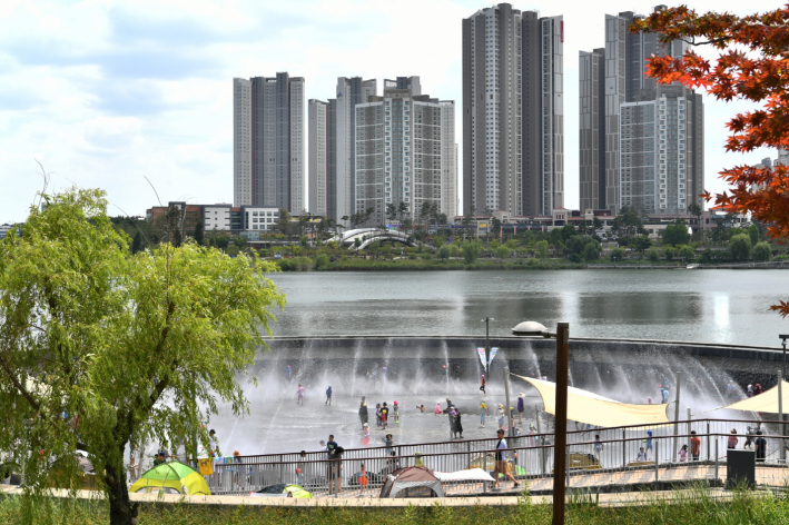 시민들이 수원 광교호수공원 신비한물너미에서 여름철 물놀이를 즐기고 있다.