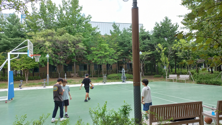 학생들이 농구대에서 운동하는 모습