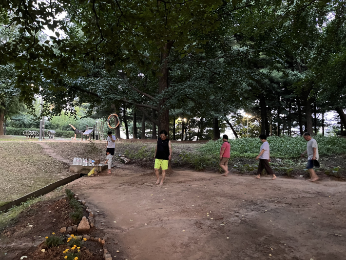 인계예술공원 내 수원현충탑 뒤편에서 맨발걷기 하는 시민들
