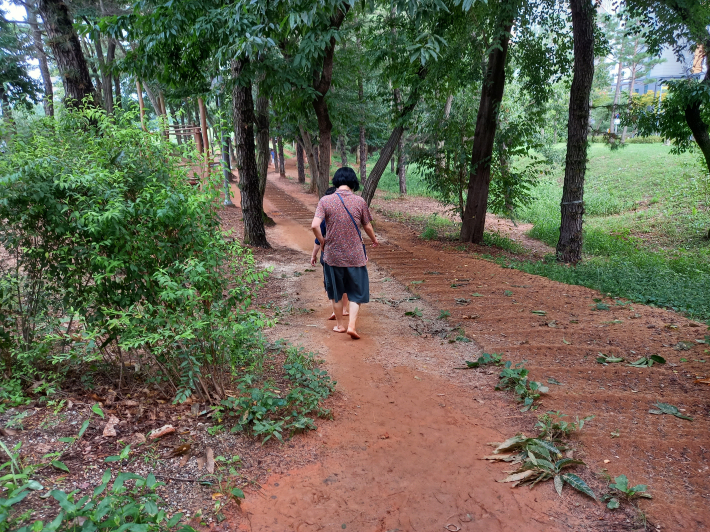 칠보산으로 오르는 길목에 산울림 공원. 숲이 우거진 곳에서 맨발로 걷기를 하고 있다. 
