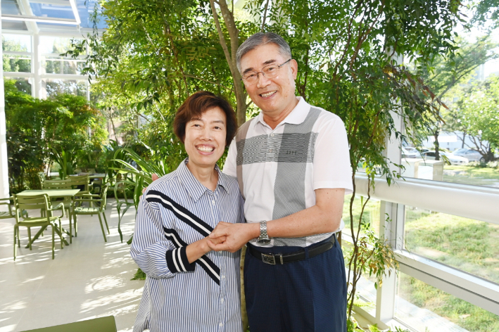 2023 상반기 최고의 미담 투표에서 2위를 차지한 이양호 선생님과 제자 김도영씨가 환한 웃음을 짓고 있다.