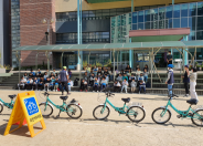 송림초 4학년 학생들이 자전거실기교육을 받기위해 운동장에 모여있다.