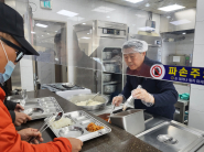 SK청솔노인복지관에서 '삼성전기 좋은사람들'이 저소득 어르신 30명에게 식사를 제공하고 있다.