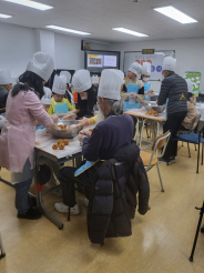 공부잘하는 독서학교 지역아동센터 아이들과 관내 어르신들이 함께 요리활동 하는 모습