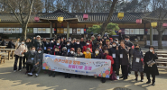 본 행사 관계자 및 참여 어르신들이 한국민속촌에서 송년 나들이를 기념하고 있다.
