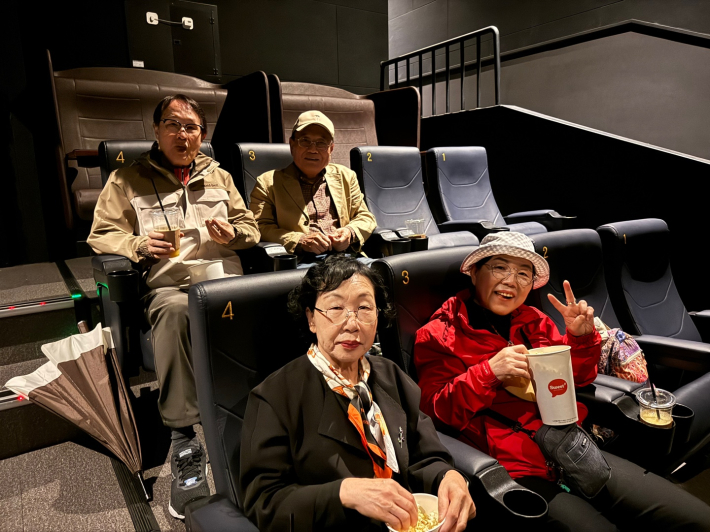 노인권익증진단 참여 어르신들이 문화활동을 즐기고 있다.