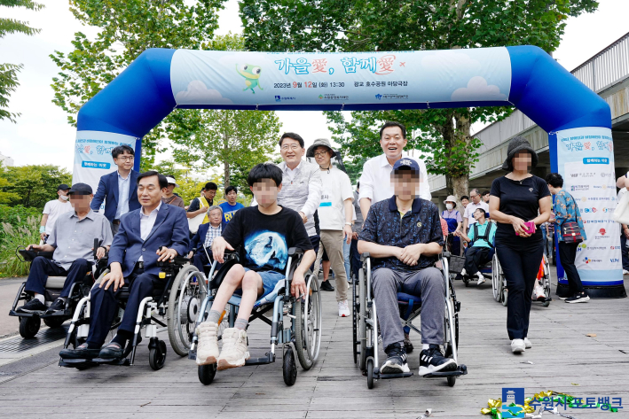 지난 9월12일 광교호수공원에서 열린 '가을애(愛) 함께애(愛) 걷기대회'에 참석한 이재준 수원특례시장과 수원시민(장애인, 비장애인)들이 함께 걷고 있