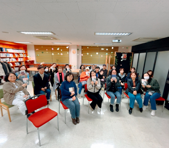 11월 9일 <너라는 오브제> 김혜진 작가와 함께 한 시민들 모습