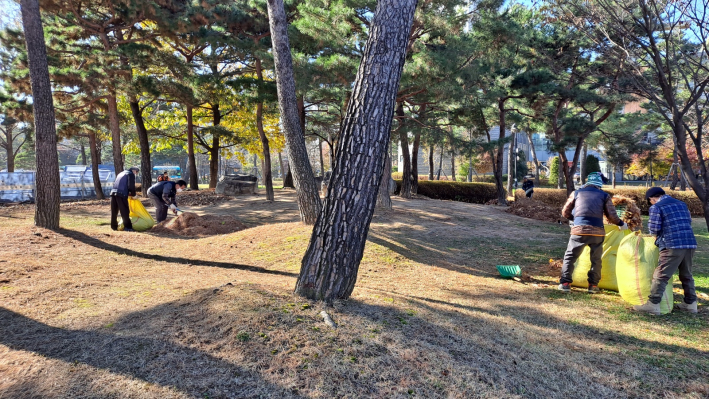 낙엽청소하는 공원관리 요원들 모습