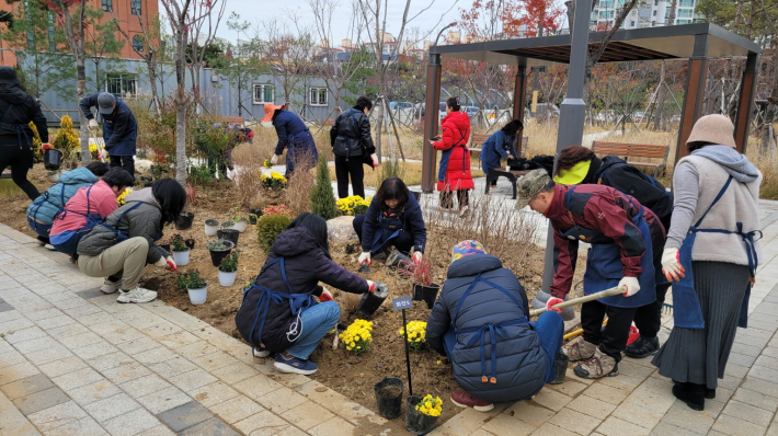 '제2회 수원 가드닝의 날-사이좋게 꽃' 참가자들이 손바닥정원을 조성하고 있다.