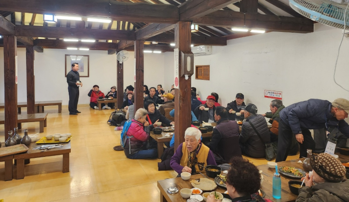 나들이 참여 어르신들이 한국민속촌에서 점심 식사를 진행하고 있다.