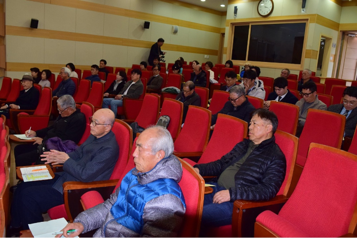 토크콘서트 '정조의 치세를 논하다'에 참여한 화성연구회 회원과 시민들 