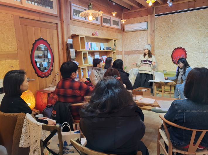 《나는 나로 살기로 했다》를 쓴 김수현 작가의 북토크가 열린 행궁동 책방 '책쾌' 