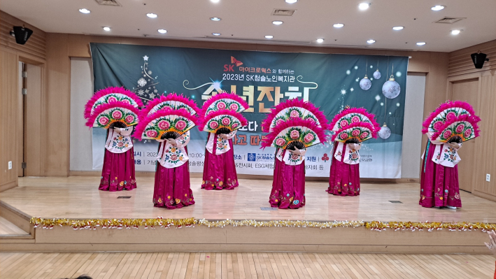 한국 전통의 아름다운 부채춤