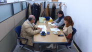 수원문화재단 예술창작팀 박현주 팀장(오른쪽 아래)과 엄주용 차장(오른쪽 위)이 유망예술가 지원사업을 설명하는 모습