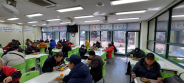 서호노인복지관 경로식당에서 식사 장면