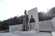 드디어 만난 정조대왕 동상은 높이 6미터! 기념사진을 남기는 이들이 많았다.