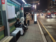 성균관대역 버스정류장, 온열의자에서 버스를 기다리는 시민들