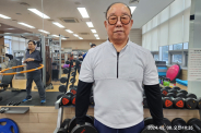곽동환(88세) 어르신이 아령을 들고 노익장을 과시하고 있다.