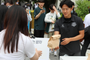 수원FC 이승우 선수가 지난해 6월 8일 아주대학교에서 열린 ‘청년들 힘내세요’에서 배식 봉사활동을 하고 있다.
