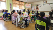 초등학생들이 강사의 설명을 듣고 있다.