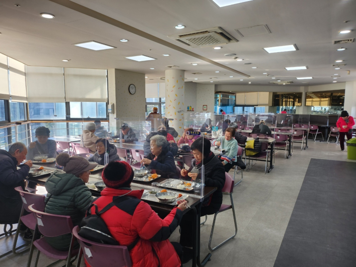 SK청솔노인복지관 경로식당에서 '삼성전기 좋은사람들'과 함께하는 토요무료급식 행사가 진행되고 있다.