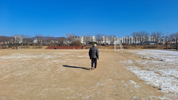 눈내린 만석공원 일반축구장에서 맨발걷기 하는 시민