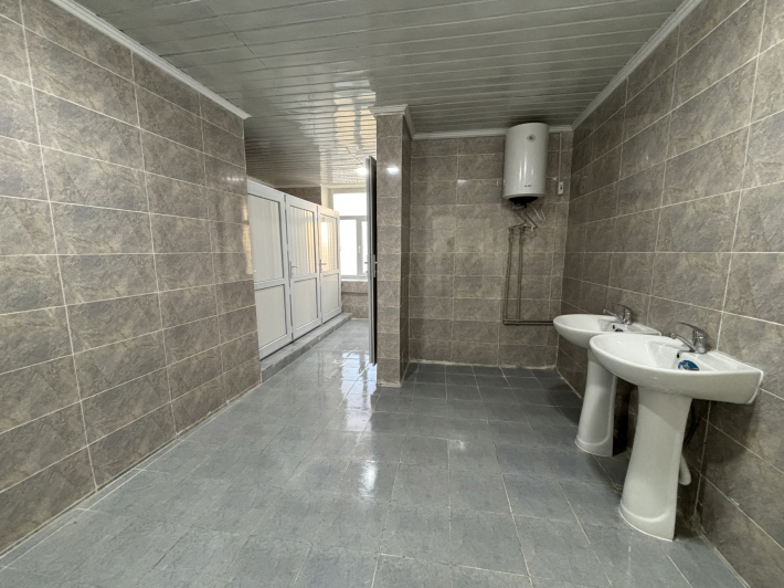 타지키스탄 '시린쇼 쇼테무르 농업대학교' 화장실을 리모델링한 수원화장실 모습