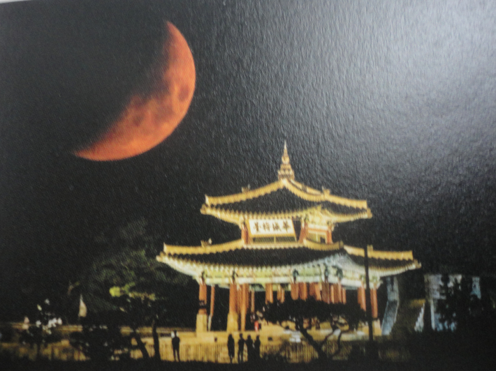 초승달이 뜬 서장대의 밤 풍경