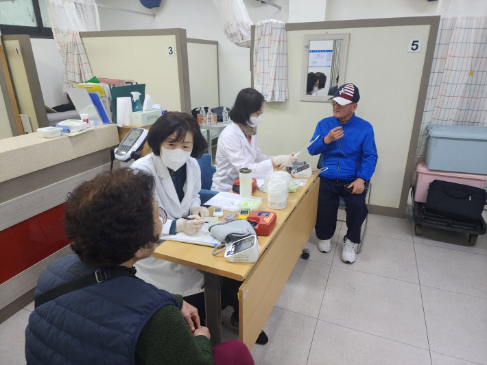 SK청솔노인복지관 물리치료실에서 경기도의료원 수원병원 이동진료팀이 어르신 진료를 진행하고 있다.