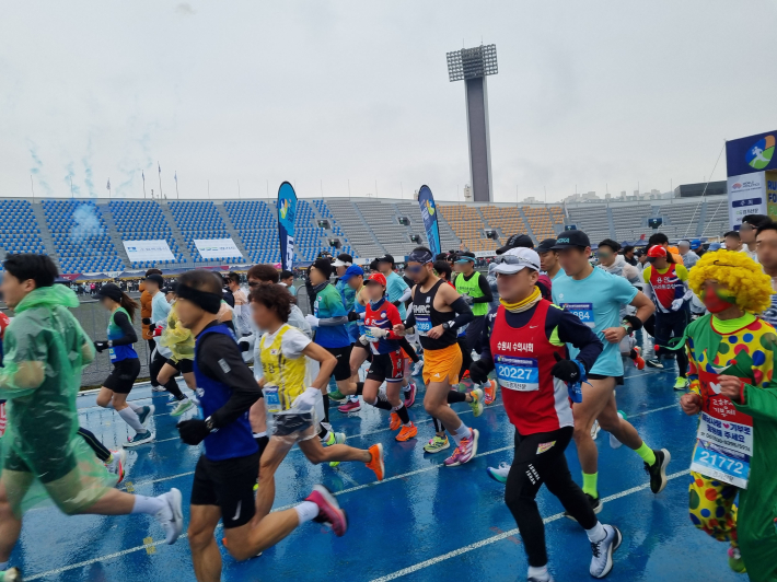 2024경기수원하프마라톤대회에서 참가자들이 출발하고 있다.