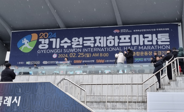 2024경기수원하프마라톤대회에서 김동연 경기도지사가 참가자를 격려하고있다.