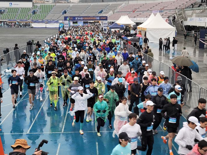 6000여명이 참가한 경기수원 국제하프마라톤, 수원종합운동장 주경기장을 힘차게 달렸다. 