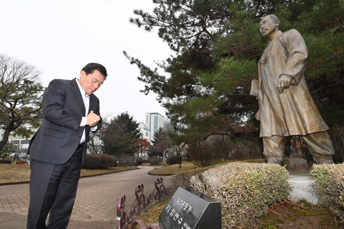 이재준 수원시장이 삼일절을 앞두고 임면수 선생 동상을 찾아 묵념하고 있다.