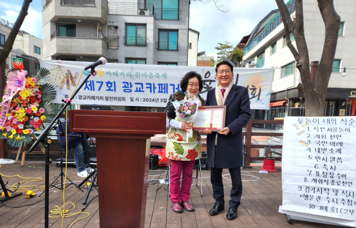 김기정 수원특례시의회 의장상은 거리경제 활성화에 기여한 공으로 김춘자 회원이 표창패를 받았다.