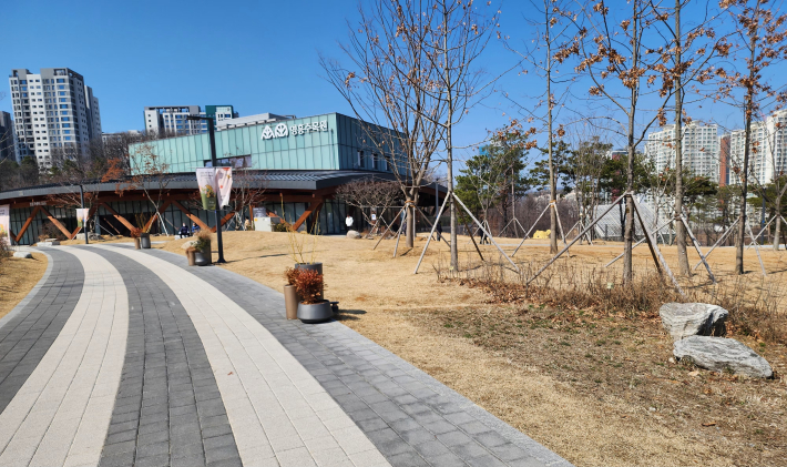 영흥수목원이 앞에 열려있다.