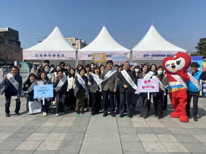 제14회 결핵예방의 날 기념 캠페인 참가자들이 수원팔달문시장에서 함께하고 있다.  