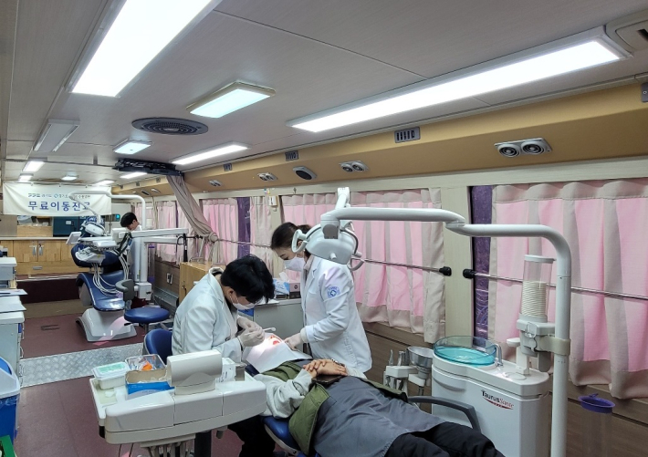경기수원지역자활센터 자활근로주민이 경기도의료원 수원병원 무료이동 치과진료를 받고 있다.