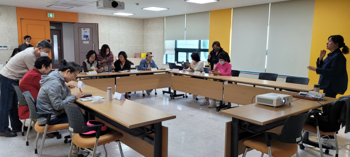 수원시 여성문화센터 휴에서 디지털나누미 스마트폰 활용지도 활동