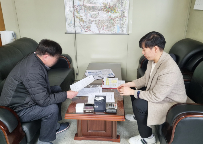 담당 공무원이 방문·전화권유 판매업소 현장 점검을 하고 있다.