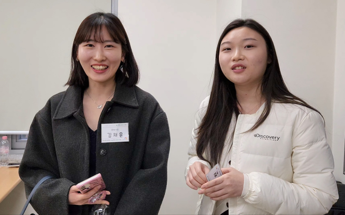 대신기 김채윤(왼쪽) 학생과 정미진(오른쪽) 학생이 인터뷰에 응하고 있다.