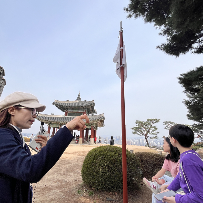 팔달산의 정상 '서장대'에서 듣는 문화관광해설사의 수원화성 이야기