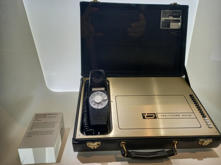 1970년 서류 가방형 전화기로 이동전화 서비스를 지원한다.