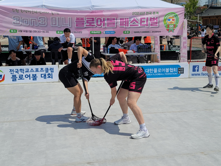 화성행궁 광장에서 색다른 스포츠 '플로어볼 경기'가 펼쳐졌다.