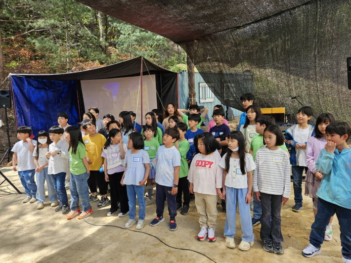 수원칠보산자유학교 초등학생들의 축하공연