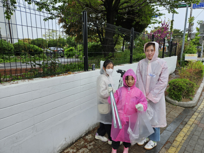 지구의 날 행사에 참여한 5학년 윤나은 2학년 윤서은 가족이 줍깅을 하고 있다. 