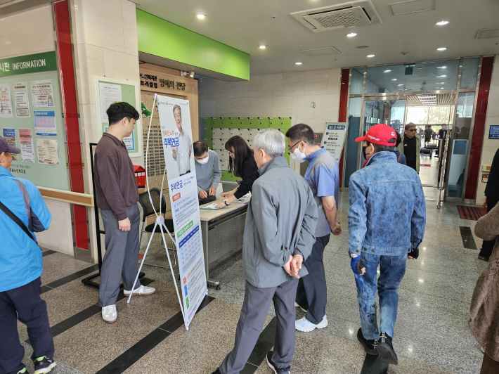 한국주택금융공사 경기남부지사 관계자들이 SK청솔노인복지관 로비에서 어르신들께 무료 주택금융 상담을 진행하고 있다.