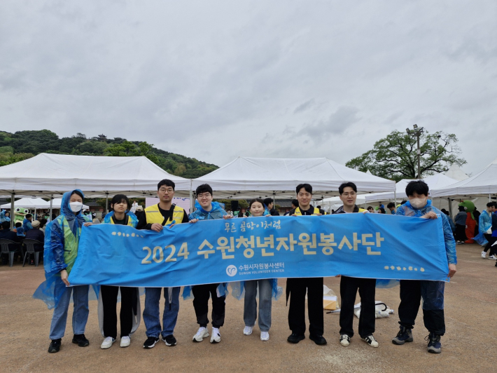 수원청년자원봉사단 봉사자들이 지난 20일 지구의 날 기념 '우리가 지구다' 행사에 참가, 수원천변에서 줍깅 자원봉사를 펼쳤다.   